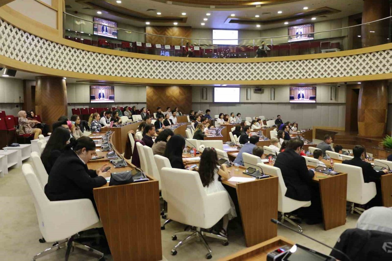 Antalya Büyükşehir Belediyesi Gençlik Meclisi’nde koltuklara çocuklar oturdu