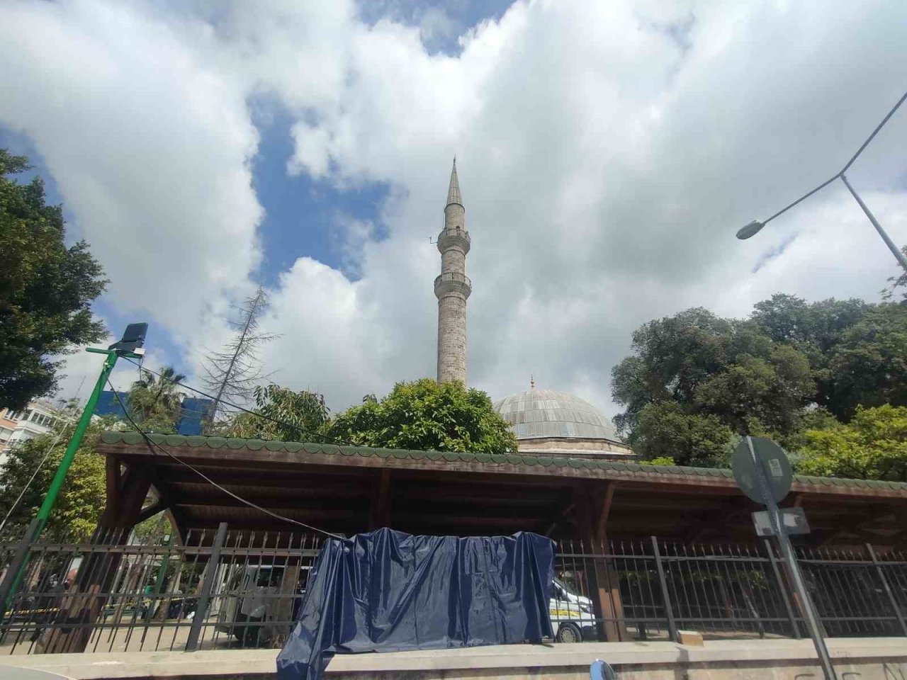 Ölüm cami avlusunda yakaladı