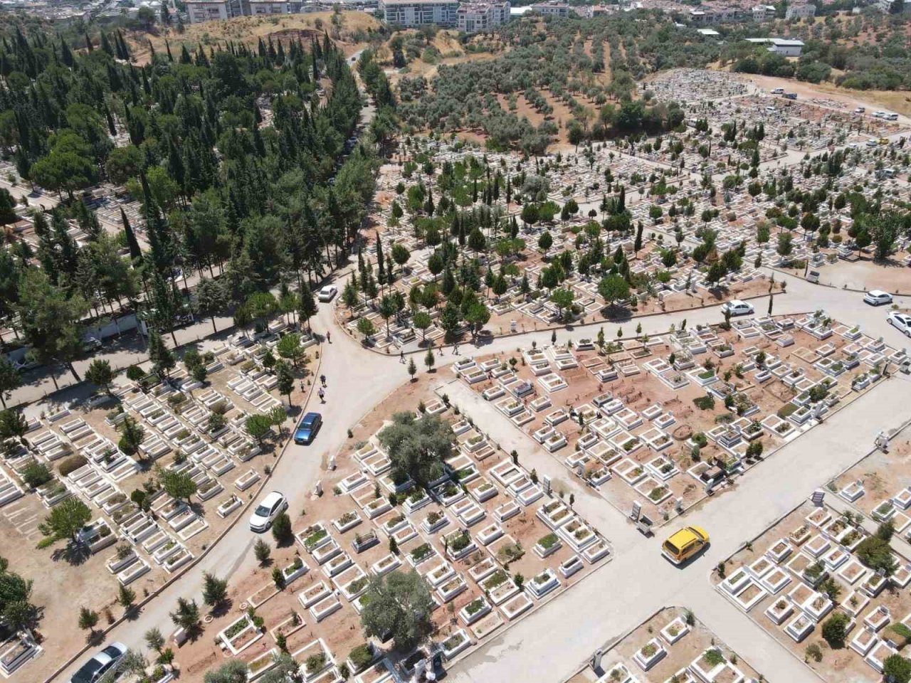 Efeler’de arife günü mezarlıklara ücretsiz araç kaldırılacak