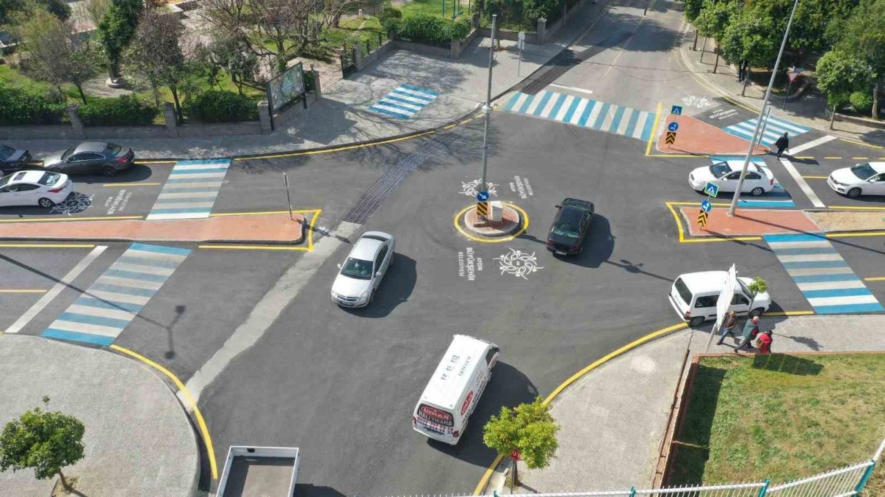 Aydın Büyükşehir Belediyesi Efeler İstasyon Caddesi’ni yeniledi