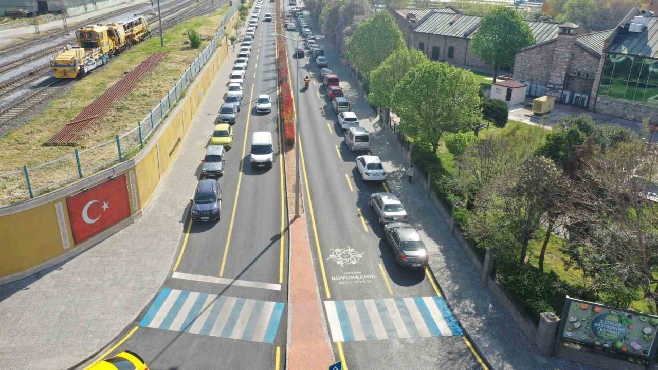 Aydın Büyükşehir Belediyesi Efeler İstasyon Caddesi’ni yeniledi