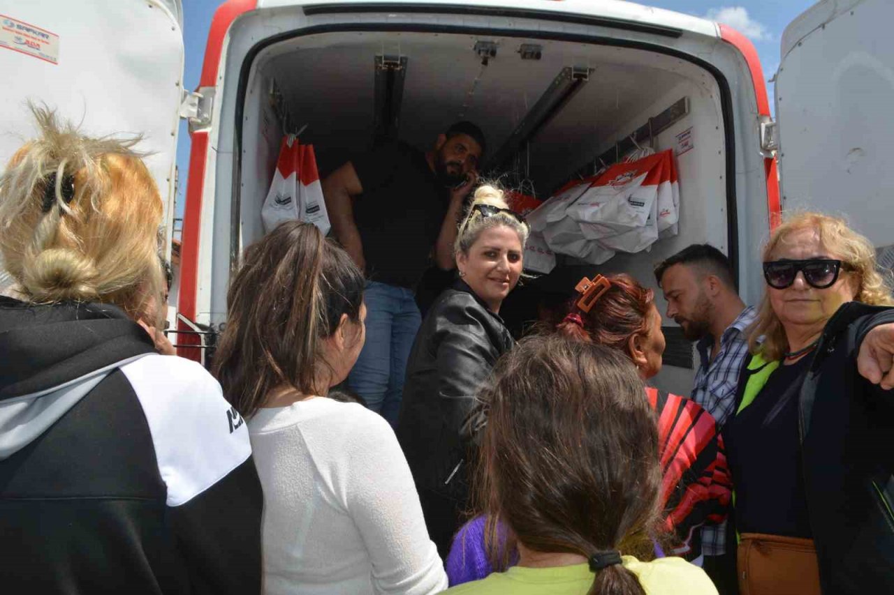 Hayırsever iş insanından 350 ihtiyaç sahibi çocuğa bayramlık desteği