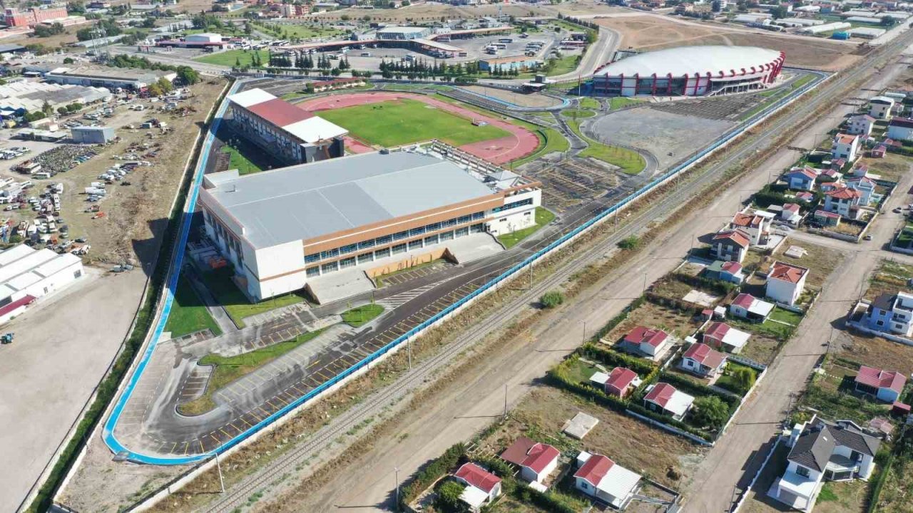 Balıkesir’e gençler için spor yatırımları sürüyor