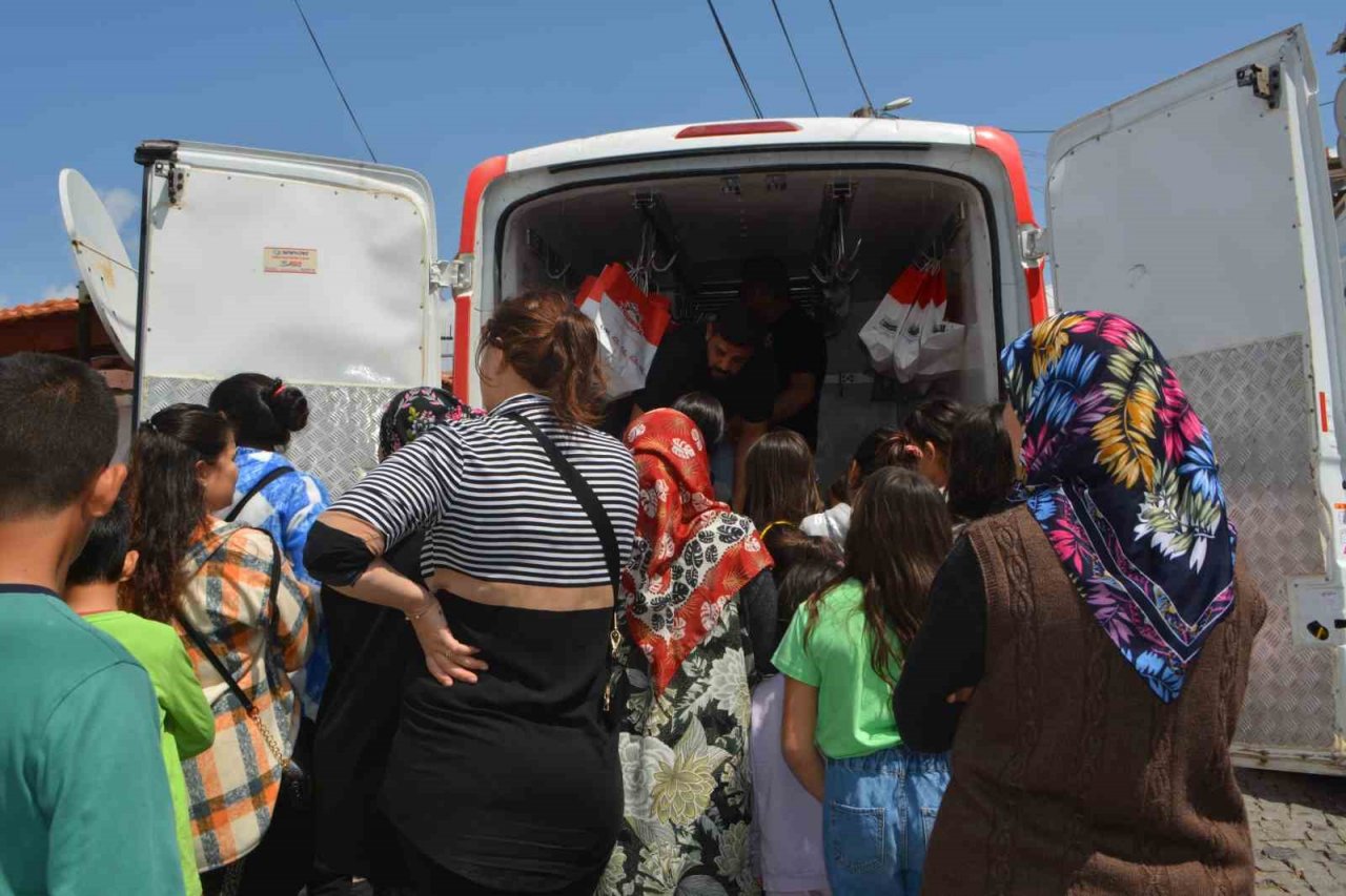 Hayırsever iş insanından 350 ihtiyaç sahibi çocuğa bayramlık desteği
