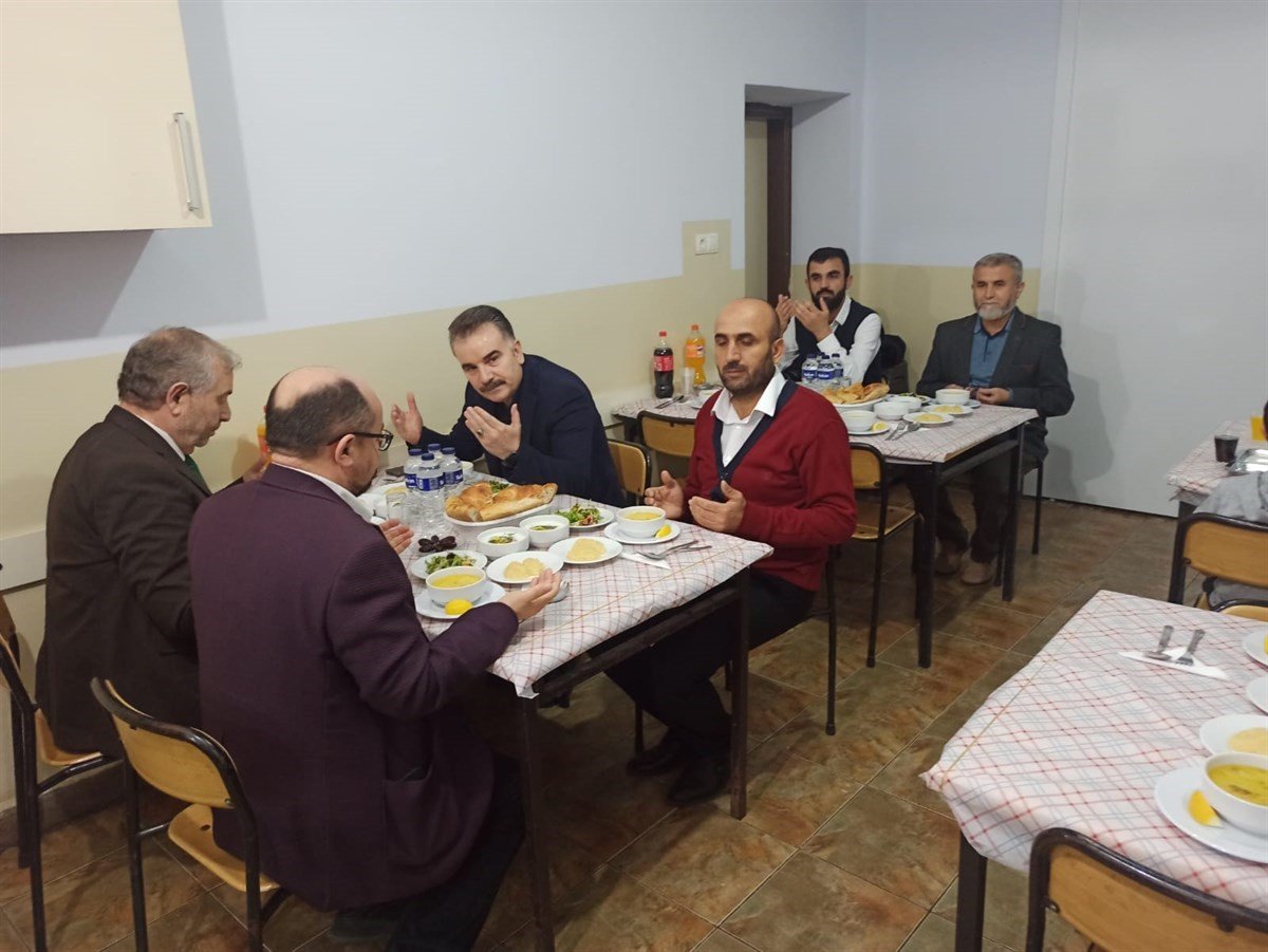 Kaymakam Odabaş, Ağa Cami Yatılı Hafızlık Kuran Kursu öğrencileriyle iftarda buluştu