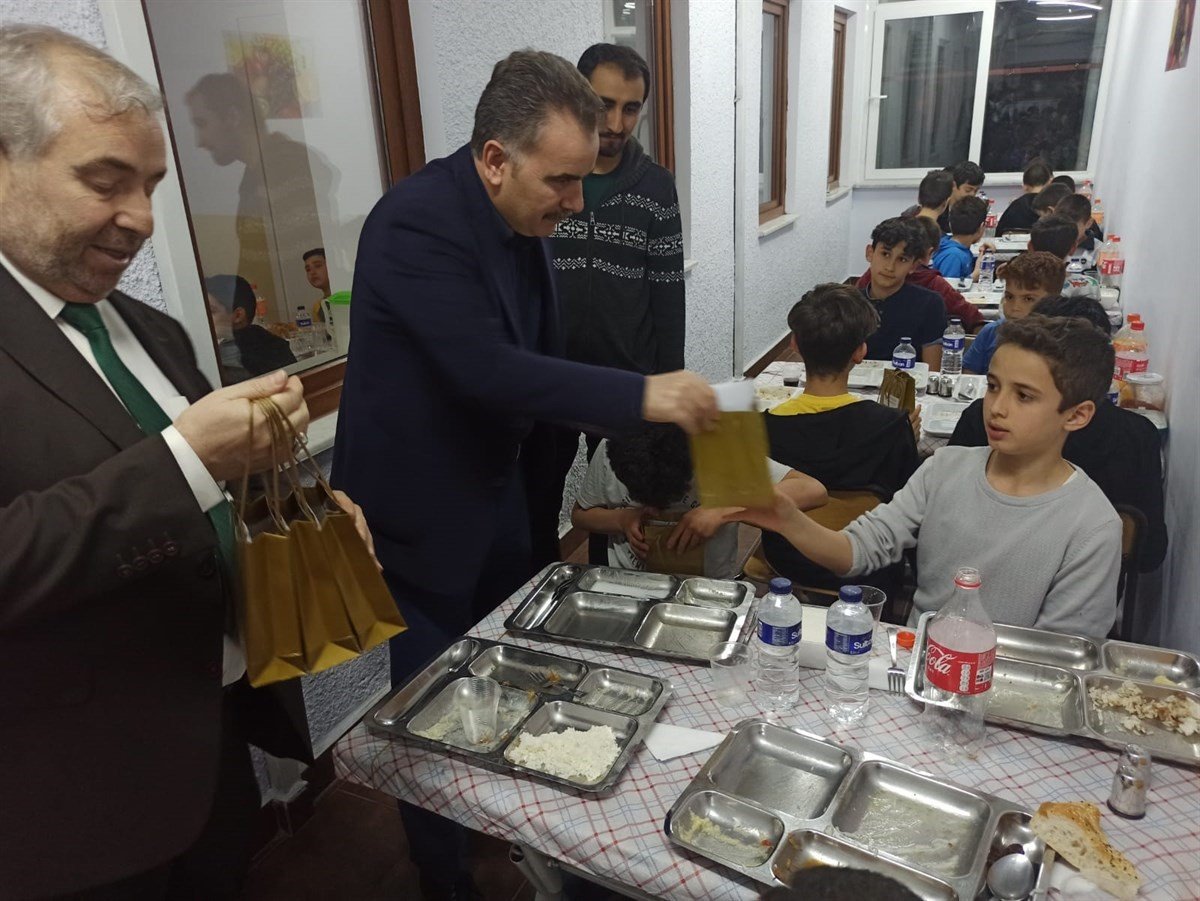 Kaymakam Odabaş, Ağa Cami Yatılı Hafızlık Kuran Kursu öğrencileriyle iftarda buluştu