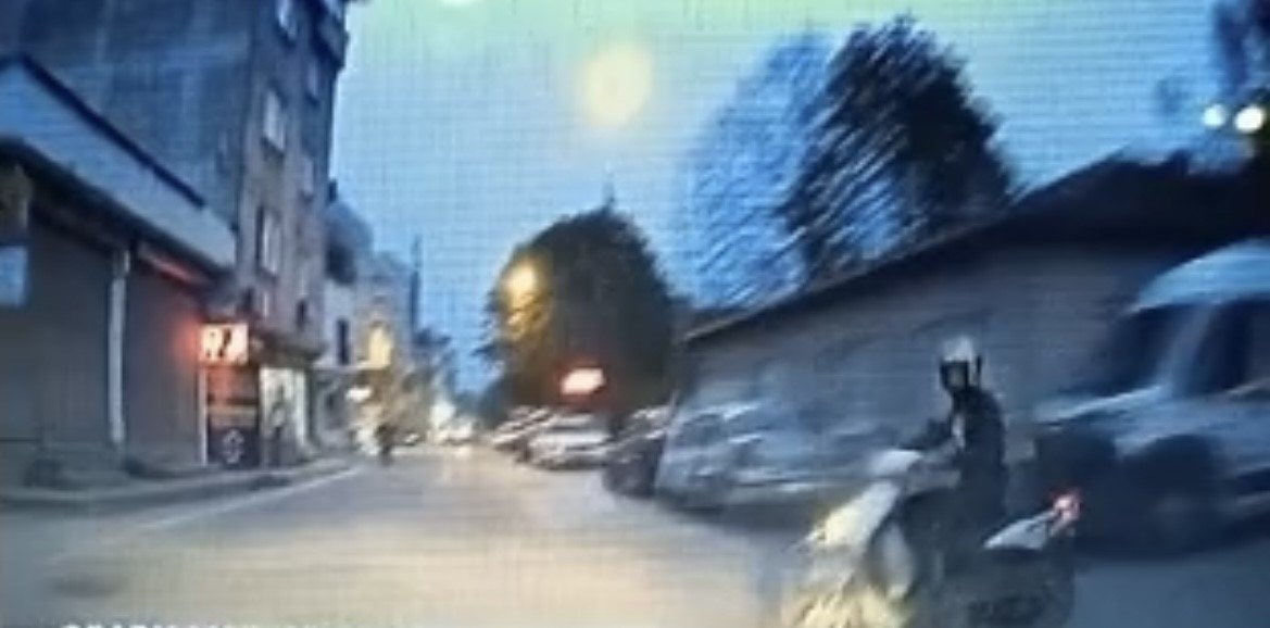 Otomobil motosikletli sürücüye böyle çarptı