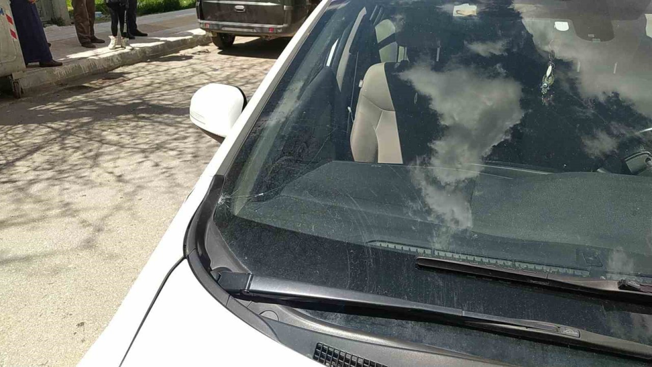 Yolun karşısına geçmeye çalışan çocuğa otomobil çarptı