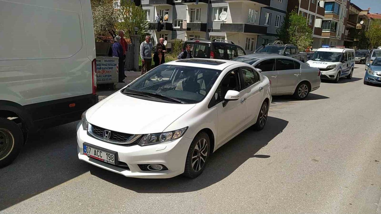 Yolun karşısına geçmeye çalışan çocuğa otomobil çarptı