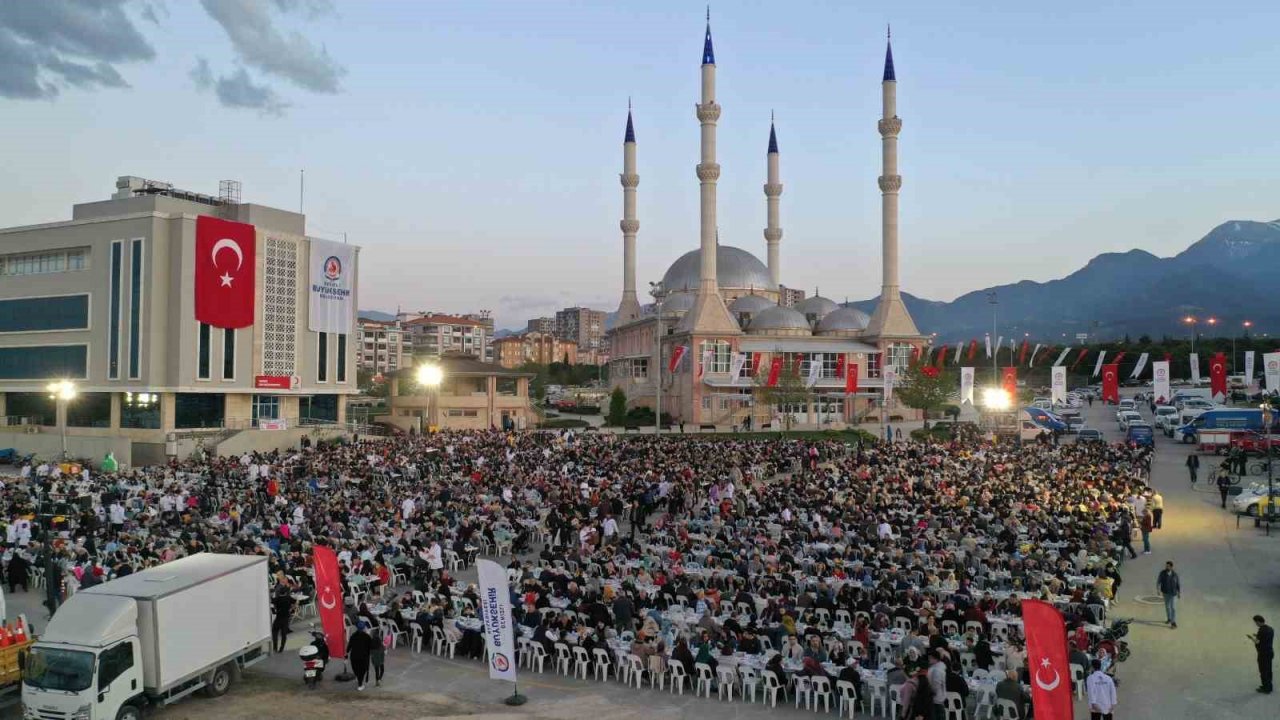 Denizli Büyükşehir’den 7 bin kişilik iftar sofrası