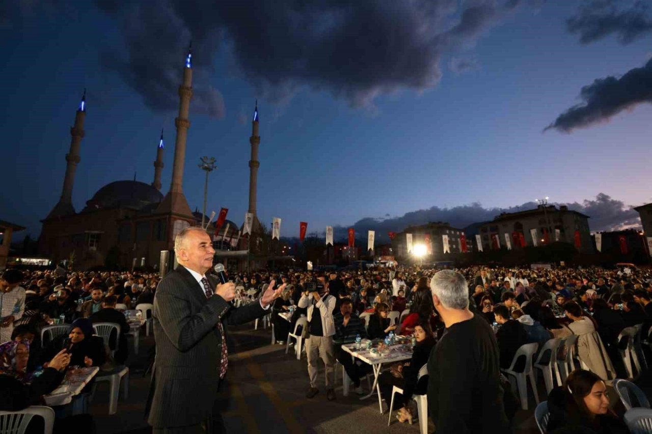 Denizli Büyükşehir’den 7 bin kişilik iftar sofrası