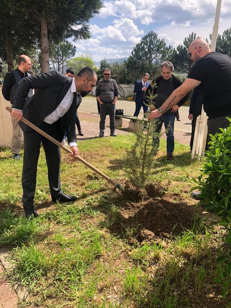 Depremde hayatını kaybeden öğrencilerin anısına fidan dikimi yapıldı