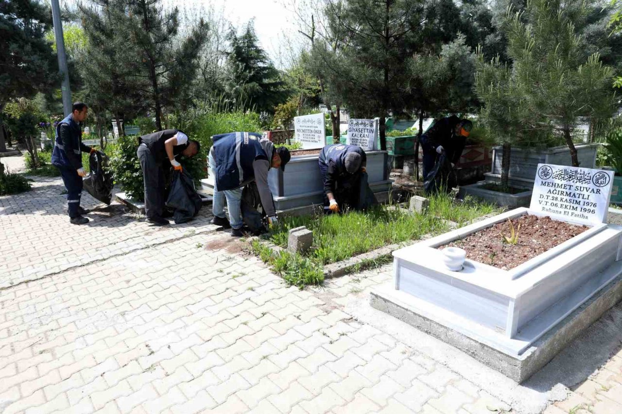 Diyarbakır’da mezarlıklarda bayram temizliği