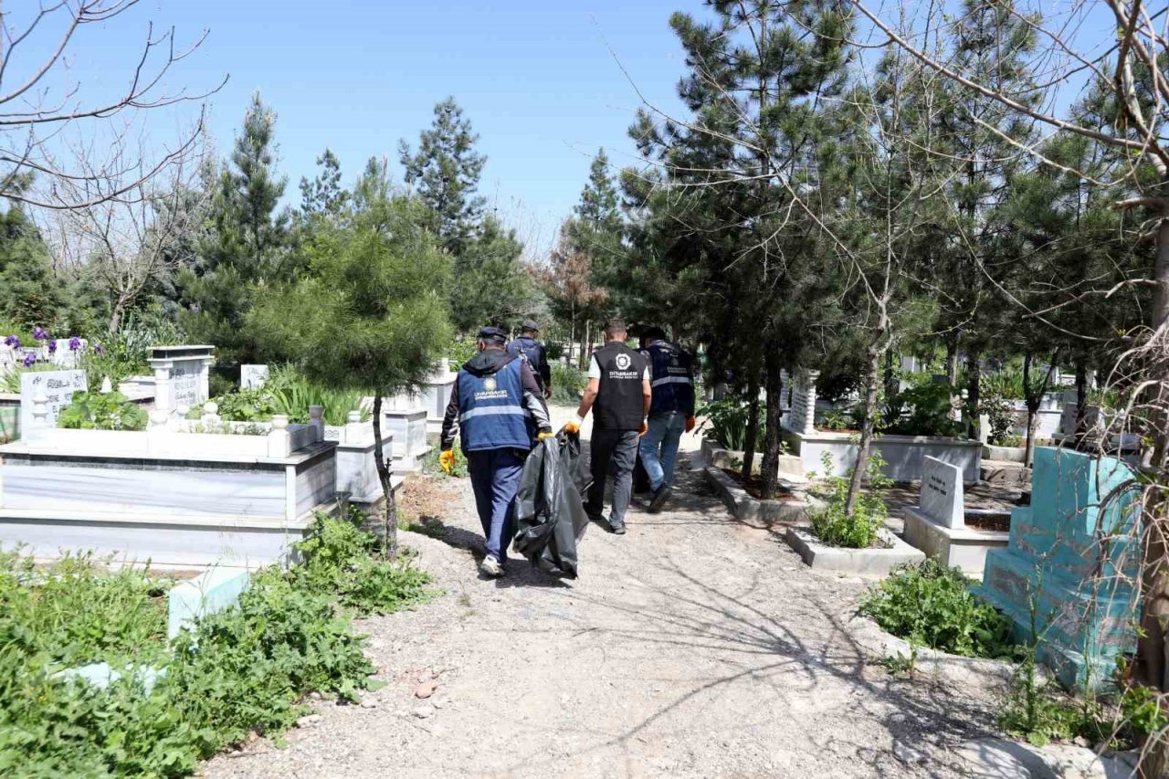 Diyarbakır’da mezarlıklarda bayram temizliği