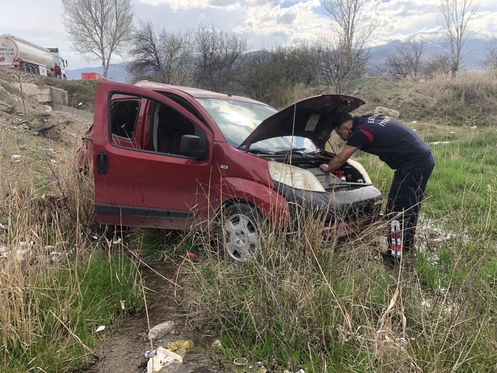 Erzincan’da trafik kazası: 2 yaralı