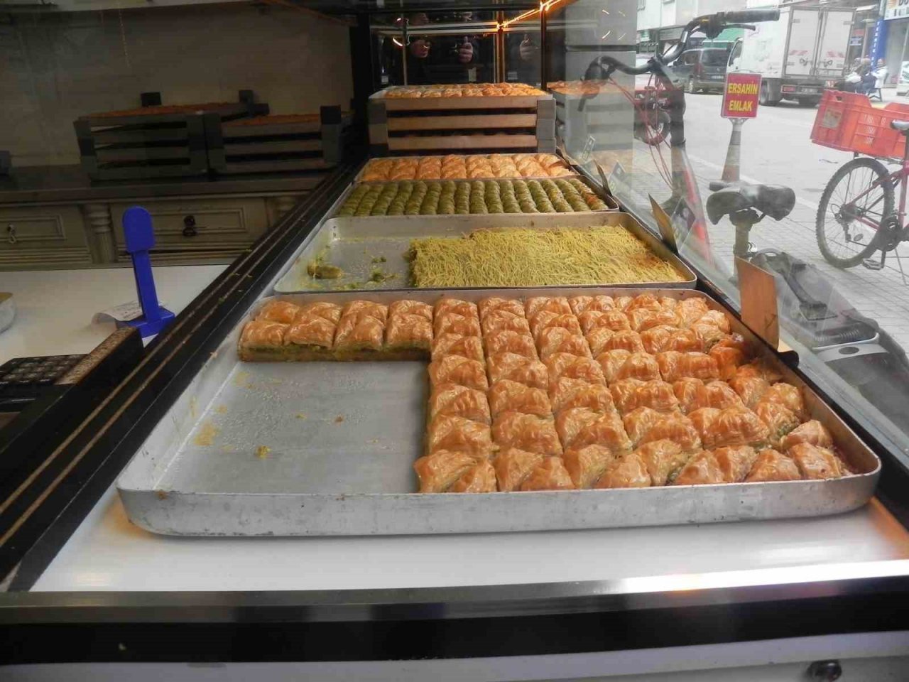 Vatandaşların metrelerce uzayan baklava kuyruğu