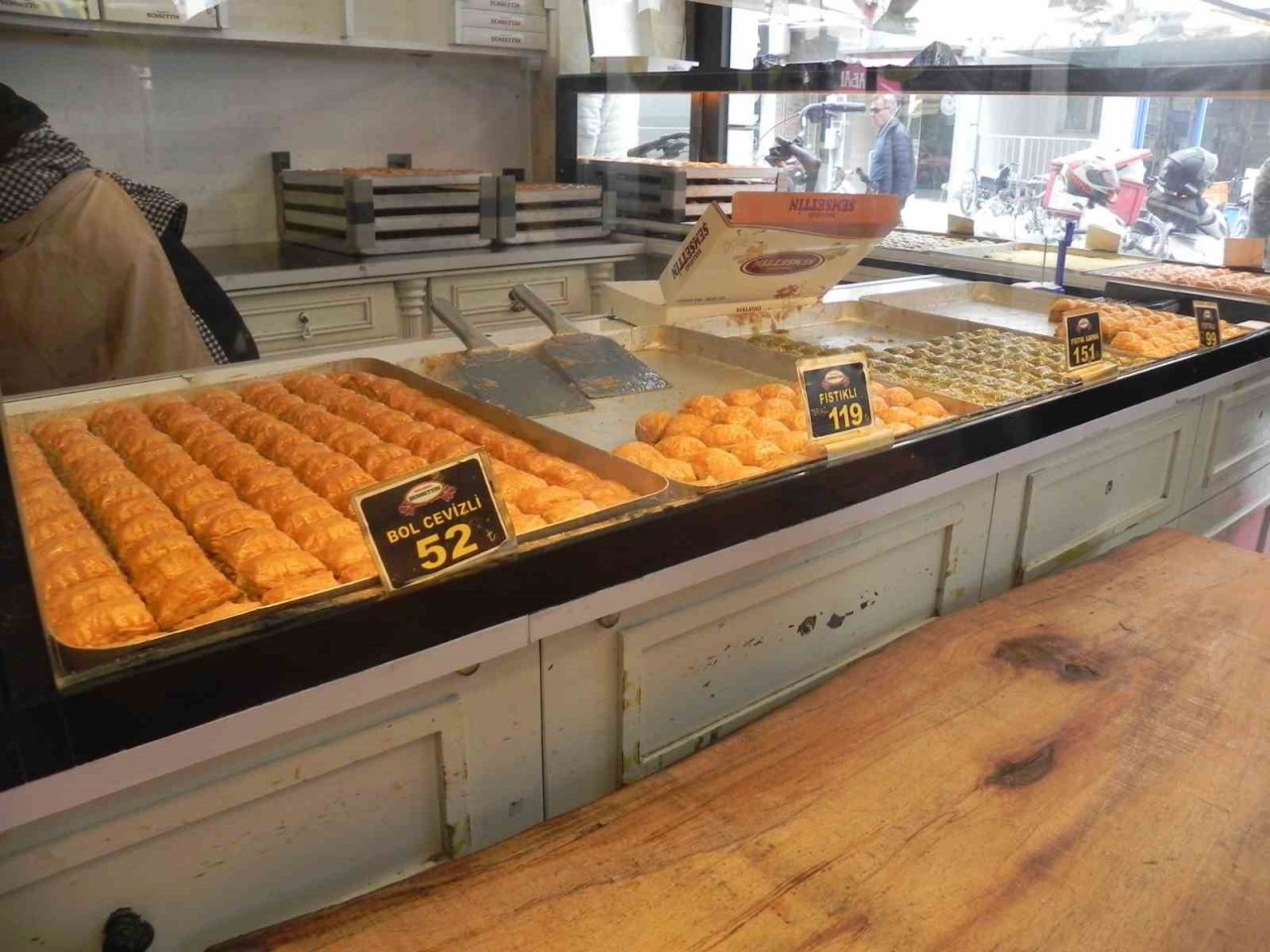 Vatandaşların metrelerce uzayan baklava kuyruğu