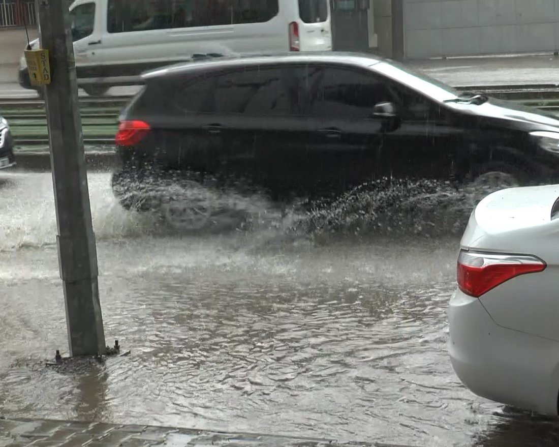 Gaziantep’te aniden bastıran sağanak hayatı olumsuz etkiledi