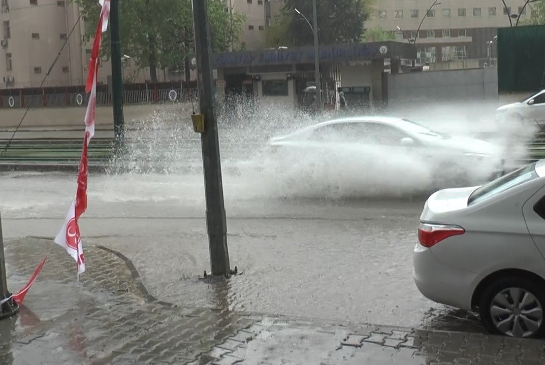 Gaziantep’te aniden bastıran sağanak hayatı olumsuz etkiledi