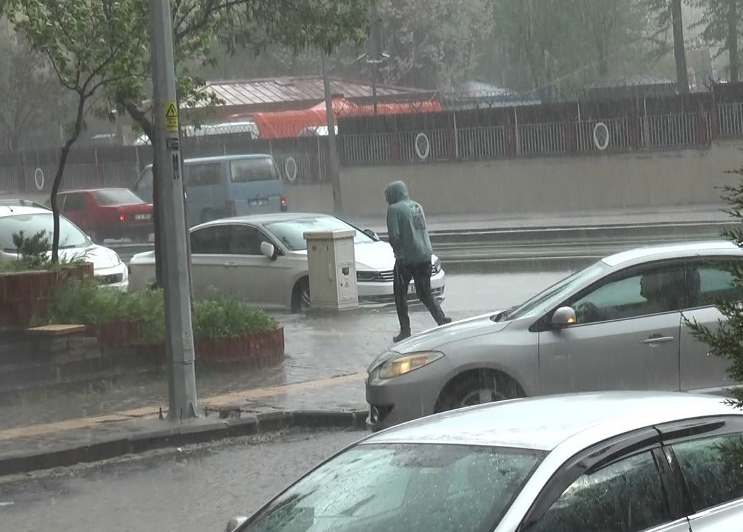 Gaziantep’te aniden bastıran sağanak hayatı olumsuz etkiledi