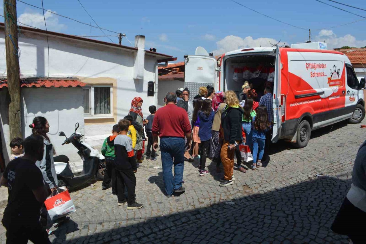 Hayırsever iş insanından 350 ihtiyaç sahibi çocuğa bayramlık desteği