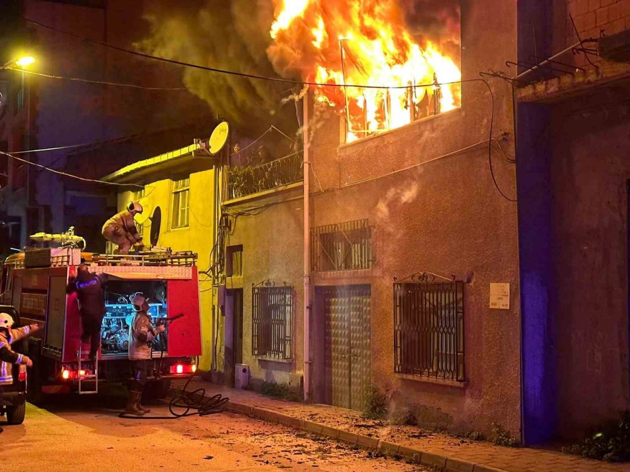 Yangında mahsur kalan kadını faciadan itfaiye erleri kurtardı