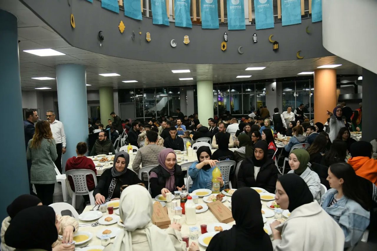 Başkan Özlü’den gençlere: "Sizin gayretlerinizle Türkiye Yüzyılı’nda daha güzel işler yapacağız"