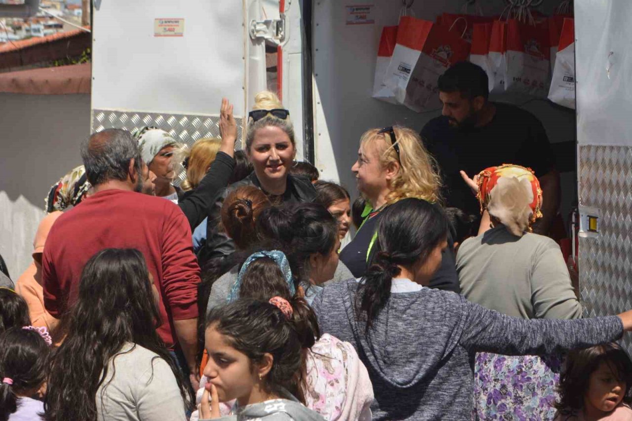 Hayırsever iş insanından 350 ihtiyaç sahibi çocuğa bayramlık desteği