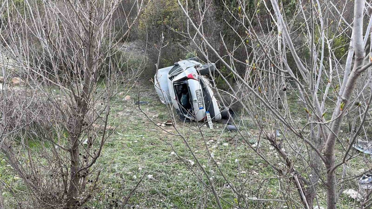 D100’de tarlaya uçan otomobilin sürücüsü yaralandı