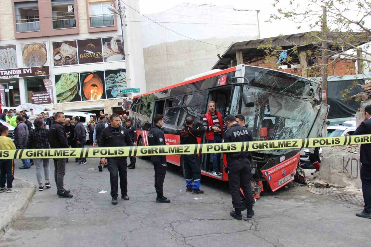 Kontrolden çıkan belediye otobüsü duvara çarptı: 10 yaralı