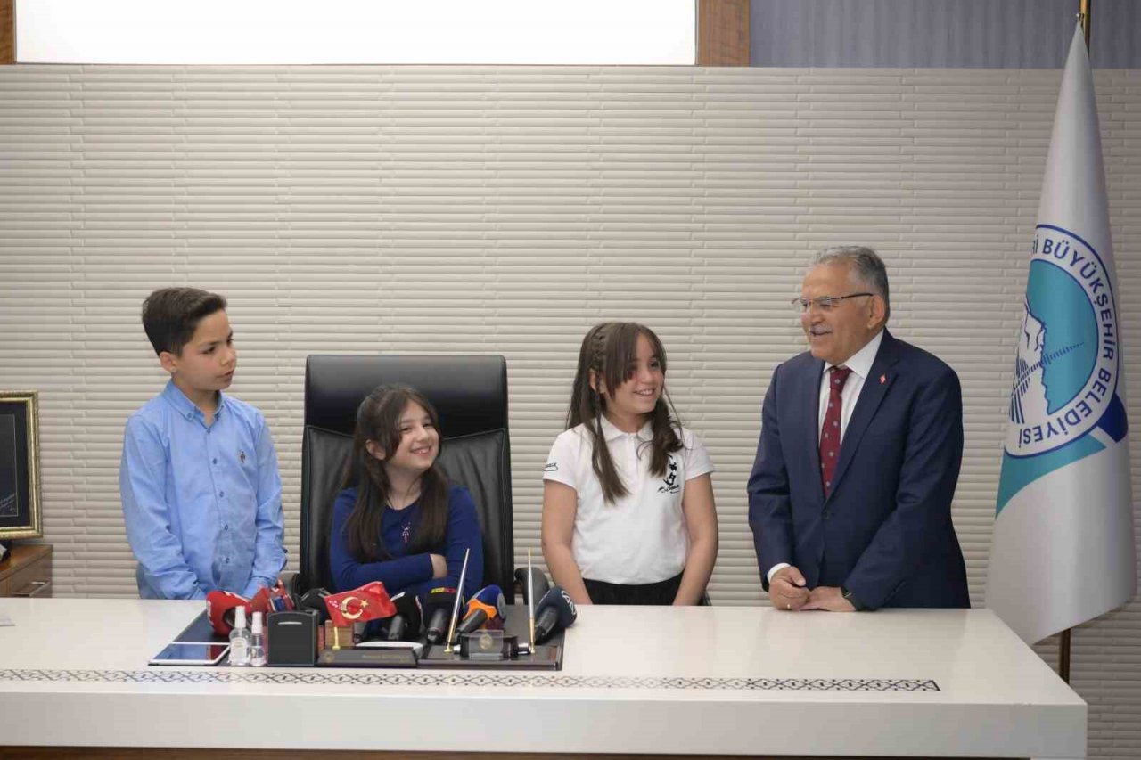 Başkan Büyükkılıç, koltuğunu çocuklara devretti
