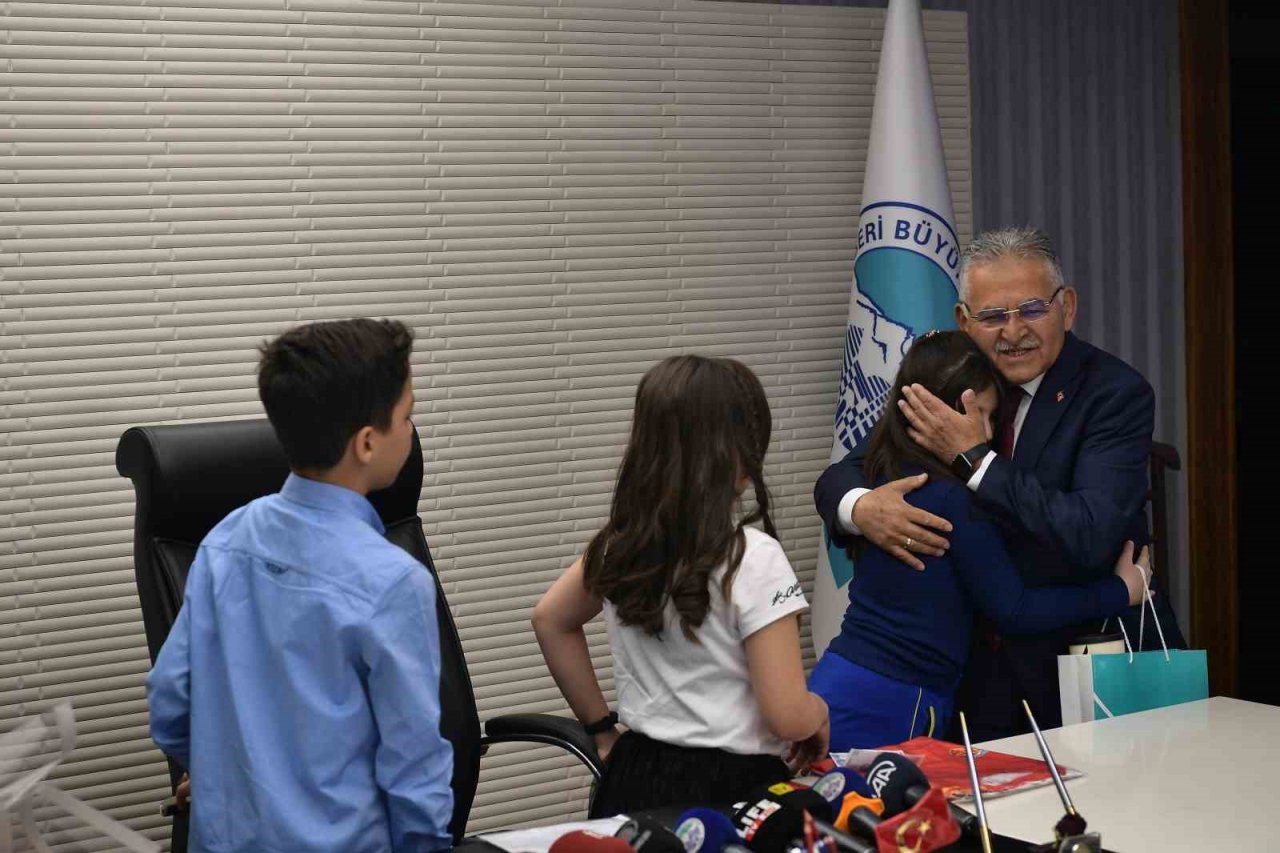 Başkan Büyükkılıç, koltuğunu çocuklara devretti