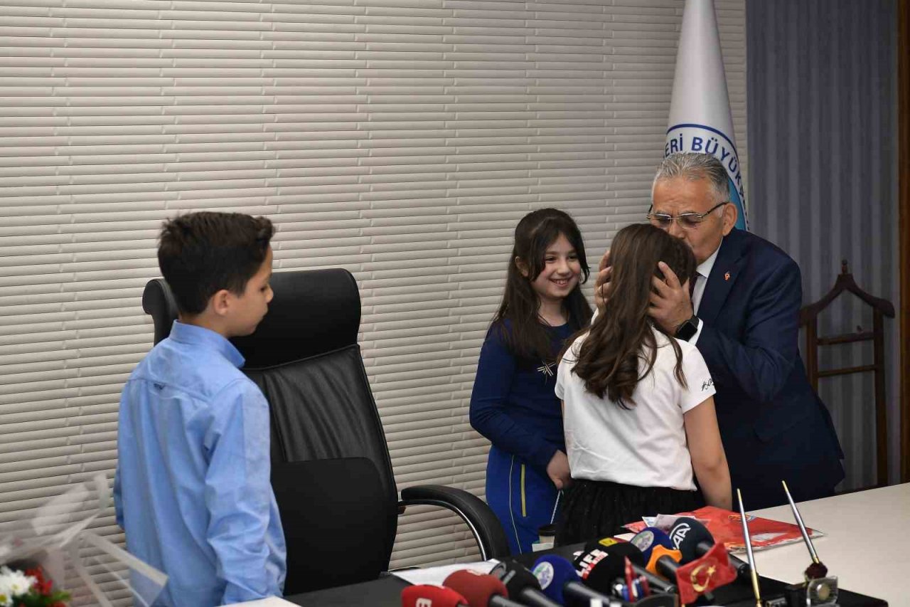 Başkan Büyükkılıç, koltuğunu çocuklara devretti