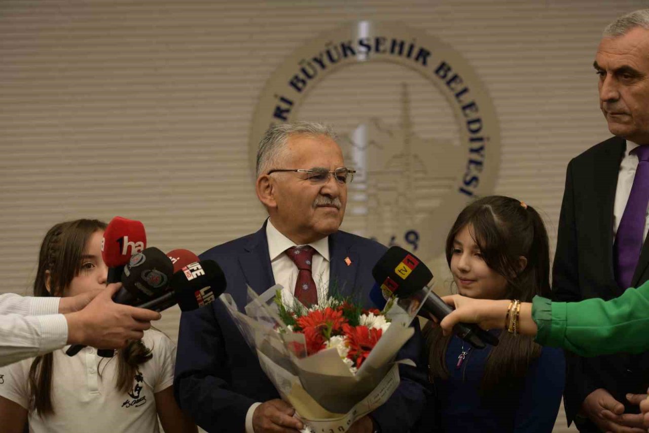 Başkan Büyükkılıç, koltuğunu çocuklara devretti