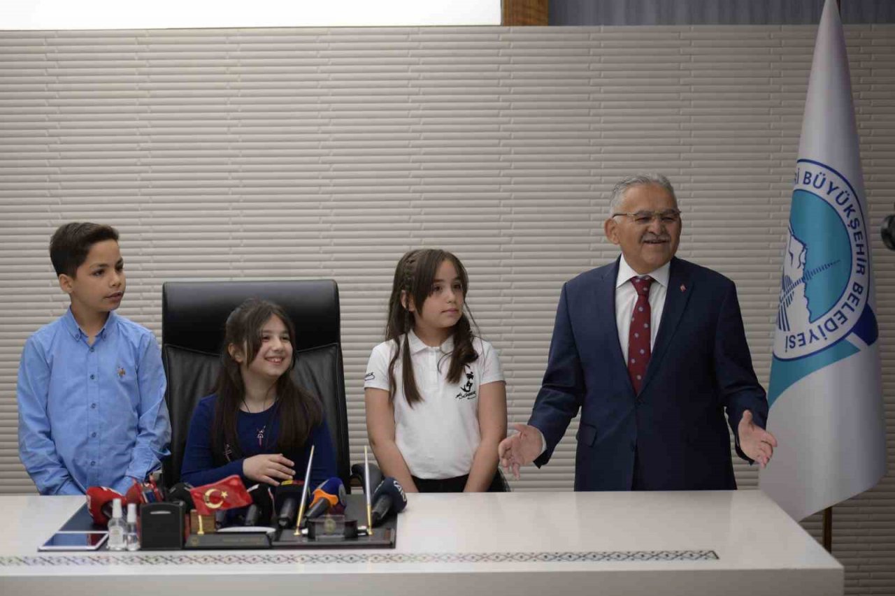 Başkan Büyükkılıç, koltuğunu çocuklara devretti