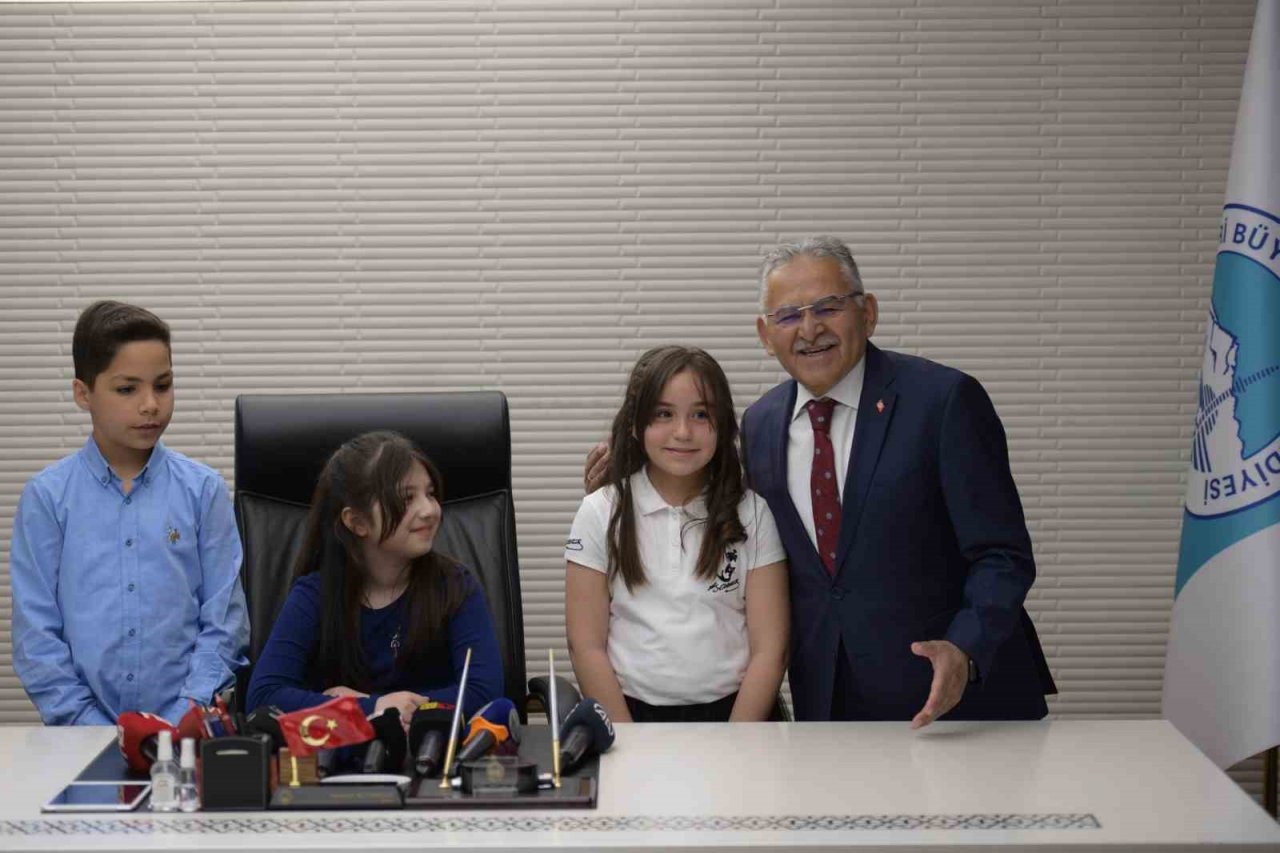 Başkan Büyükkılıç, koltuğunu çocuklara devretti