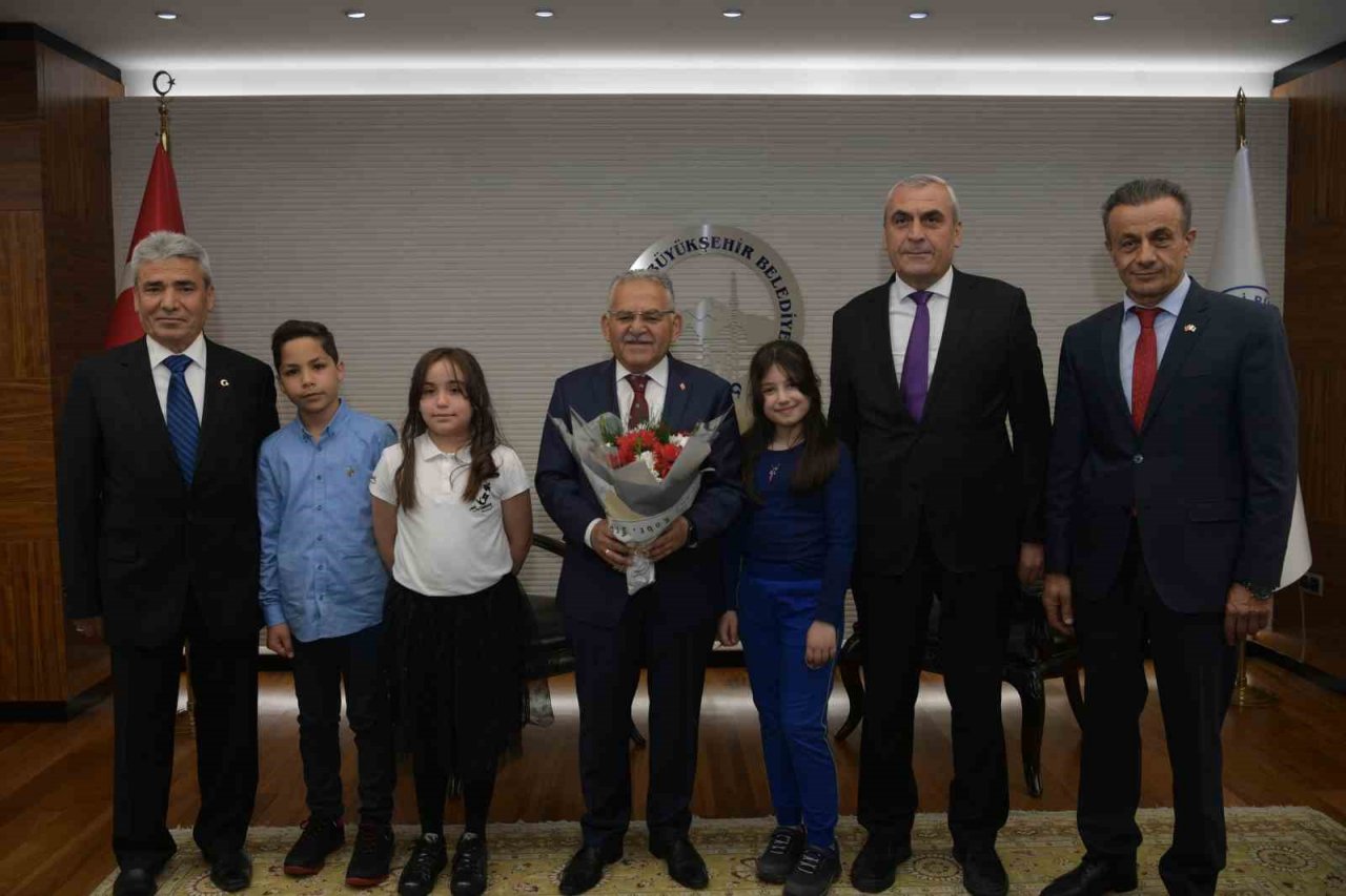 Başkan Büyükkılıç, koltuğunu çocuklara devretti