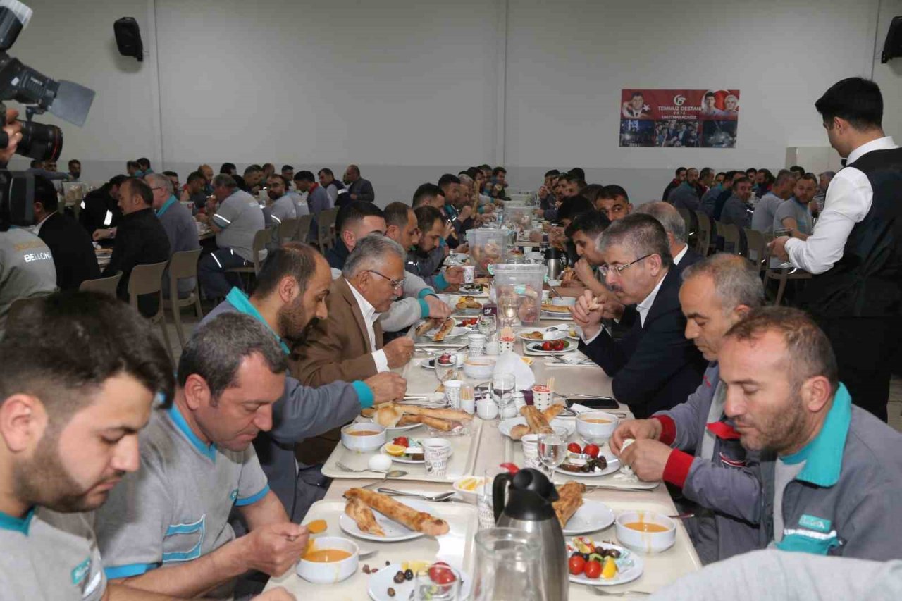 Bakan Akar ve Başkan Büyükkılıç, sahuru mobilya işçileriyle yaptı