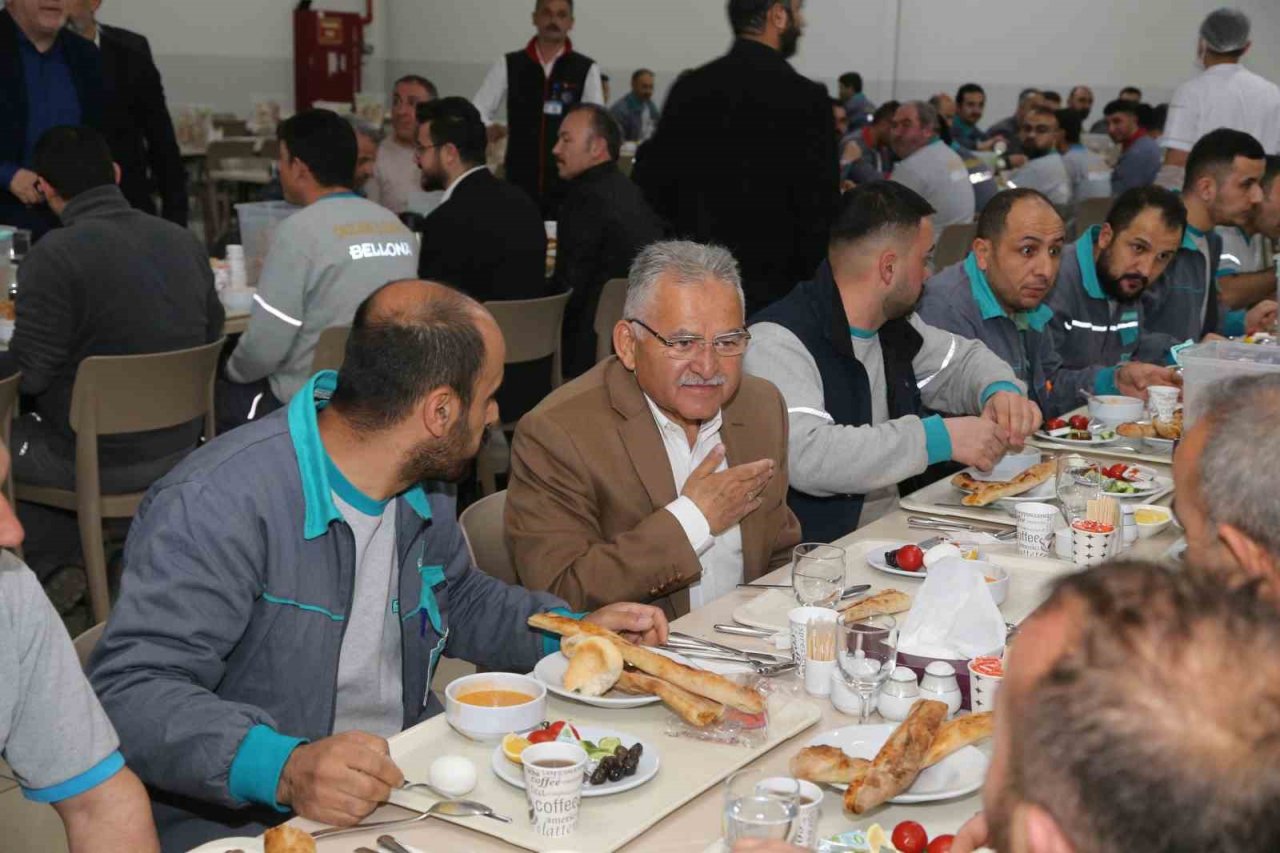 Bakan Akar ve Başkan Büyükkılıç, sahuru mobilya işçileriyle yaptı