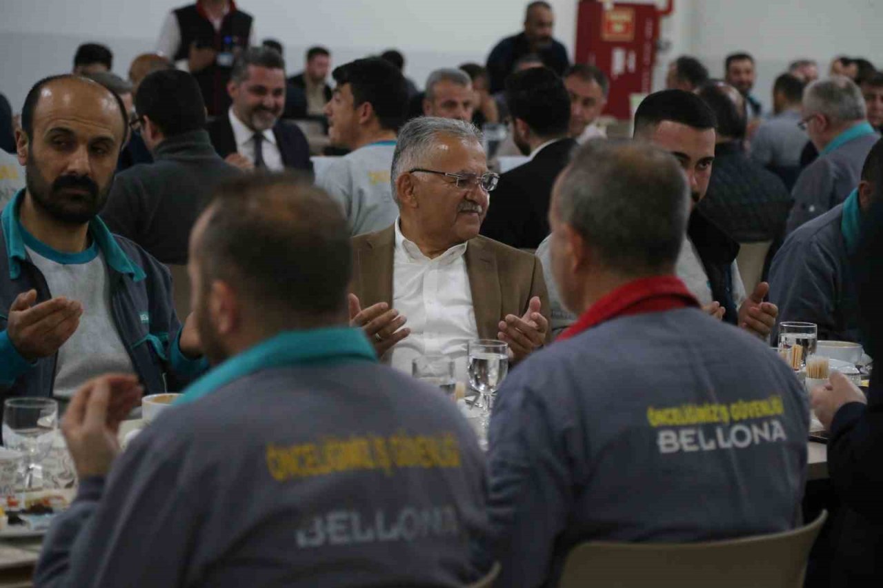 Bakan Akar ve Başkan Büyükkılıç, sahuru mobilya işçileriyle yaptı