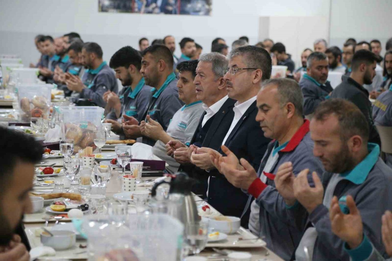 Bakan Akar ve Başkan Büyükkılıç, sahuru mobilya işçileriyle yaptı