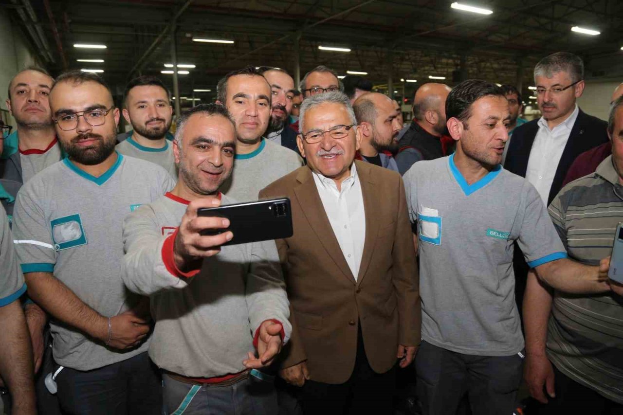 Bakan Akar ve Başkan Büyükkılıç, sahuru mobilya işçileriyle yaptı