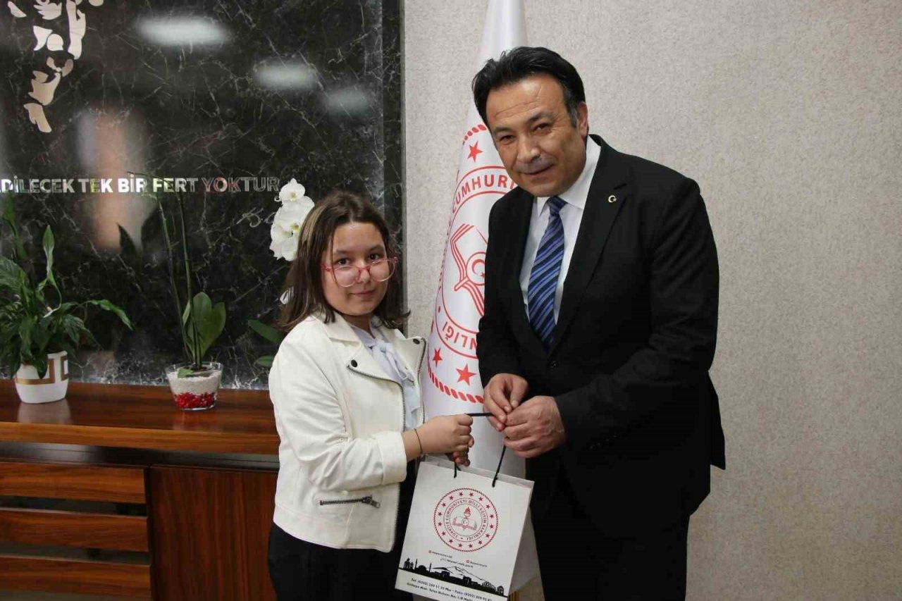 İl Milli Eğitim Müdürü Karaköse, koltuğunu küçük Esila’ya devretti