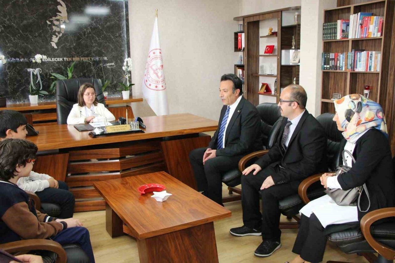 İl Milli Eğitim Müdürü Karaköse, koltuğunu küçük Esila’ya devretti