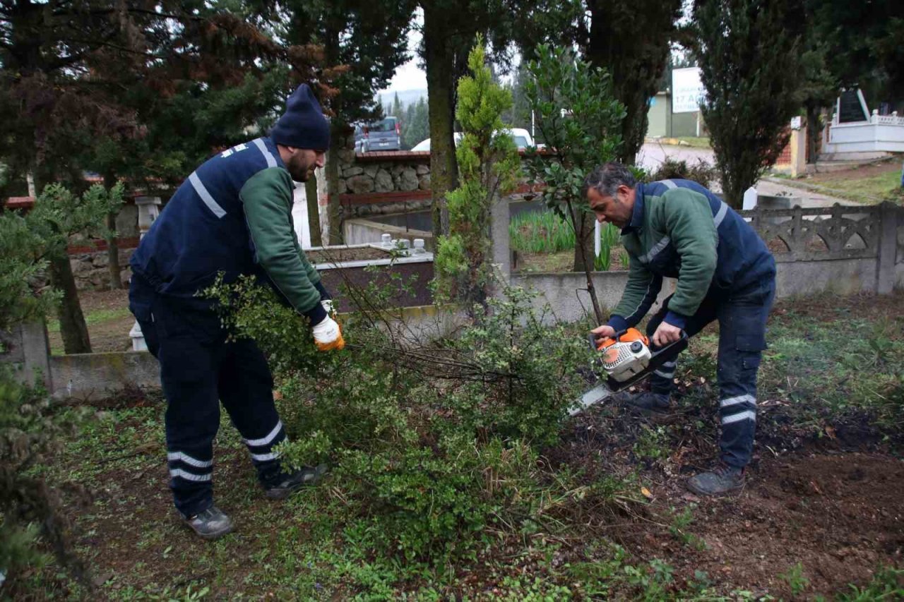 Derince’de mezarlıklar bayram için temizleniyor