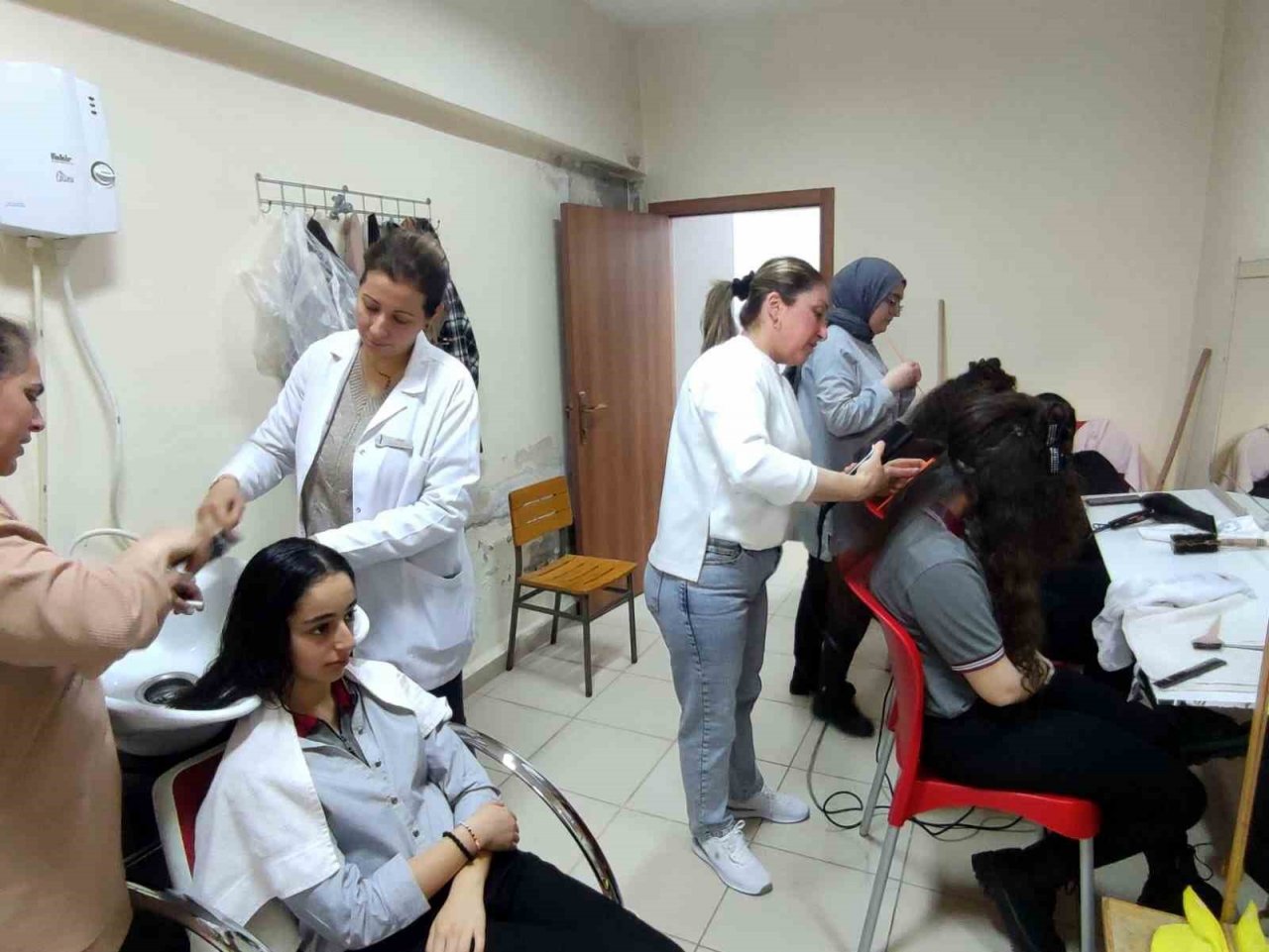 Kursiyerler yaptıkları saç bakımıyla öğrencileri sevindirdi