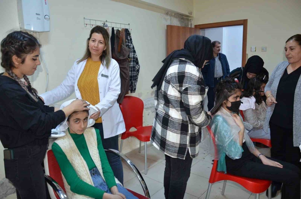 Kursiyerler yaptıkları saç bakımıyla öğrencileri sevindirdi