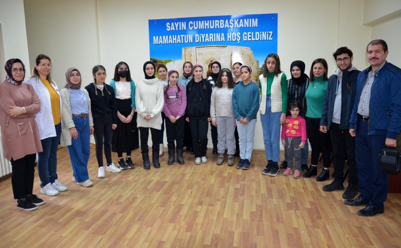 Kursiyerler yaptıkları saç bakımıyla öğrencileri sevindirdi