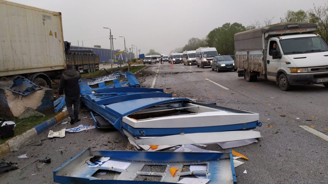 Kontrolden çıkan tır, park halindeki kamyona çarptı: 1 yaralı