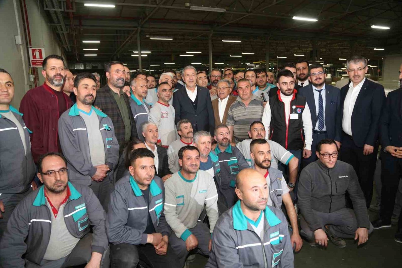 Bakan Akar: "Bazıları ’Biz terörist elebaşını tahliye edeceğiz’, ’Teröristlere hak, imkan vereceğiz, bunları affedeceğiz’ diyorlar; teröristleri cesaretlendiriyorlar"